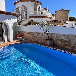 On Main Canal With 13 M Private Mooring, Private Pool, Air Con In Rooms, Non-smoking , Empuriabrava Espagne